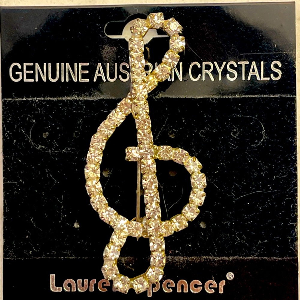 Large crystal treble clef pin